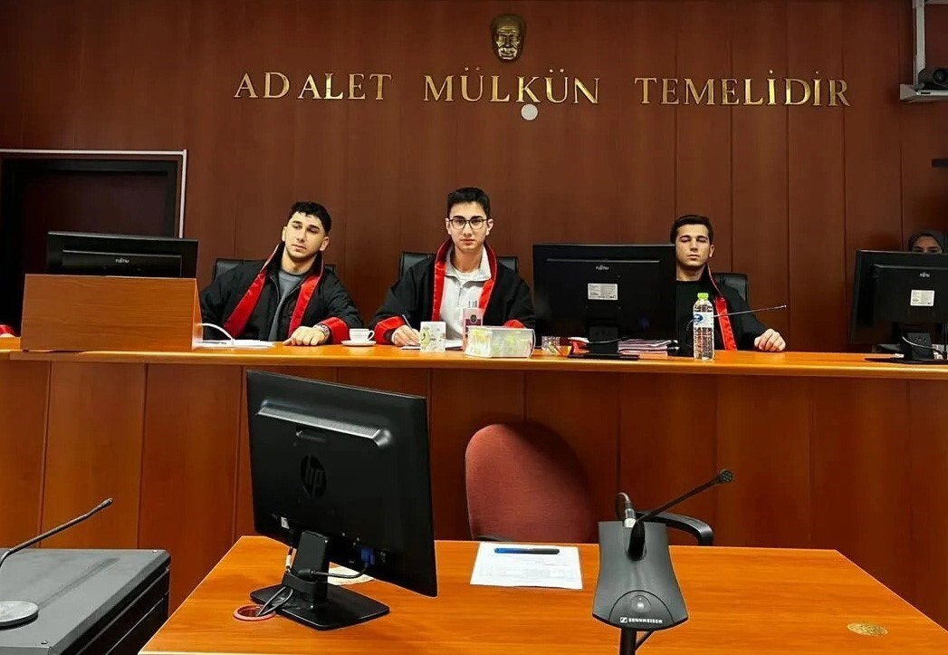 ETKİNLİĞİN SONUNDA ÖĞRENCİLER, HAKİM VE SAVCI CÜBBELERİNİ GİYEREK TEMSİLİ OLARAK OTURDUKLARI...