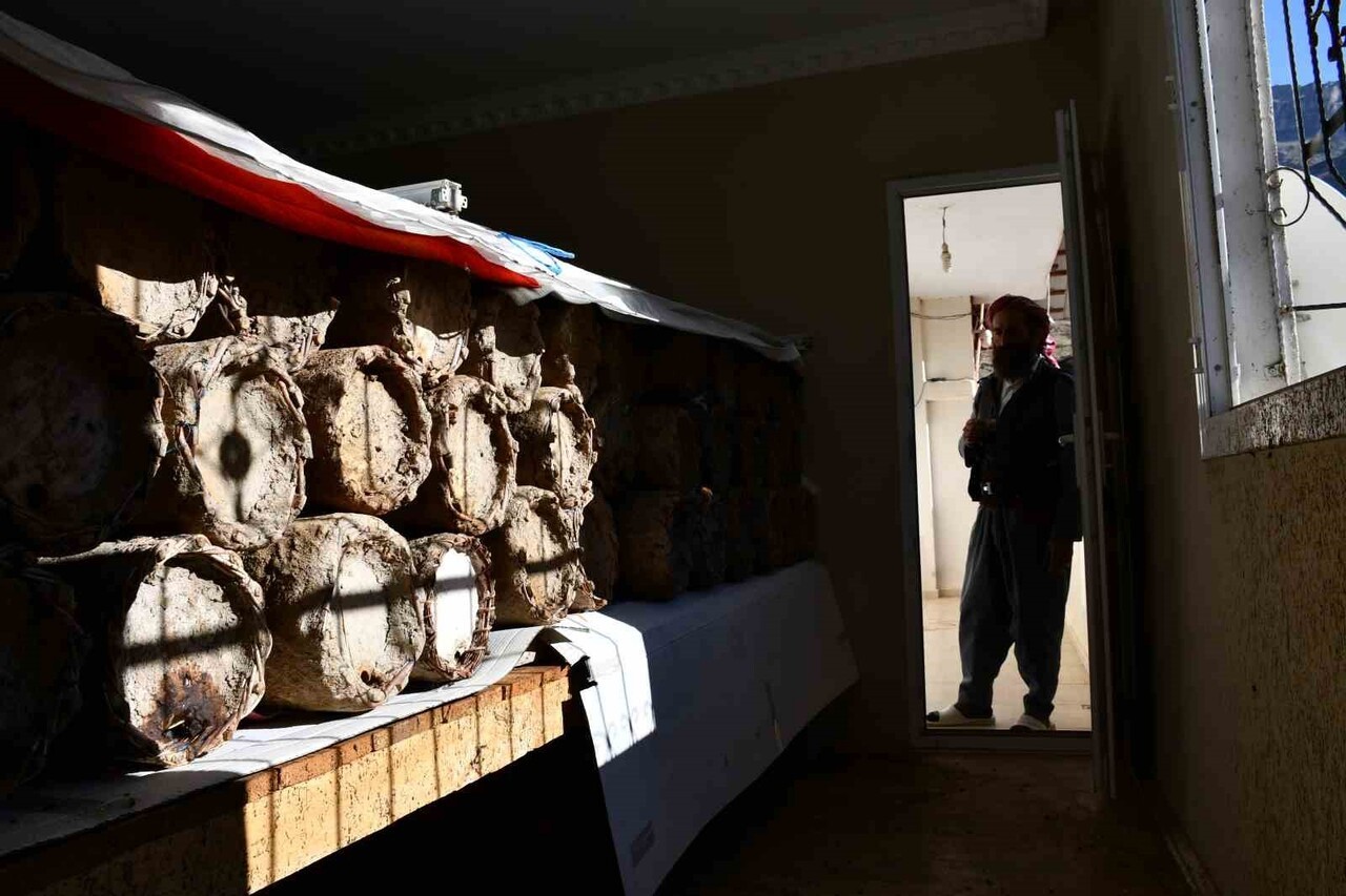 EVİN EN GÜZEL ODASINI BAL ARILARINA AYIRDI. KARA KOVAN BALI ÜRETEN ÇİFTÇİ ARILARINA GÖZÜ GİBİ...