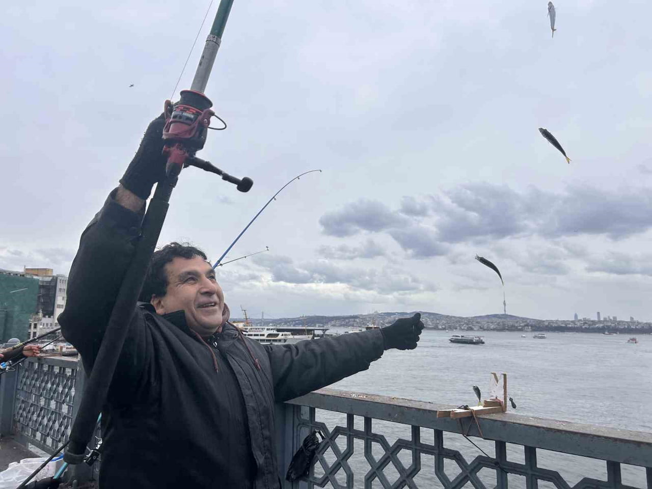 EYÜP SAYİK, "DENİZDE İSTAVRİT BOL, ÇİNEKOP VAR. ŞU ANDA LÜFER ÇIKMIYOR, BALIKLAR GÜZEL. KAR...