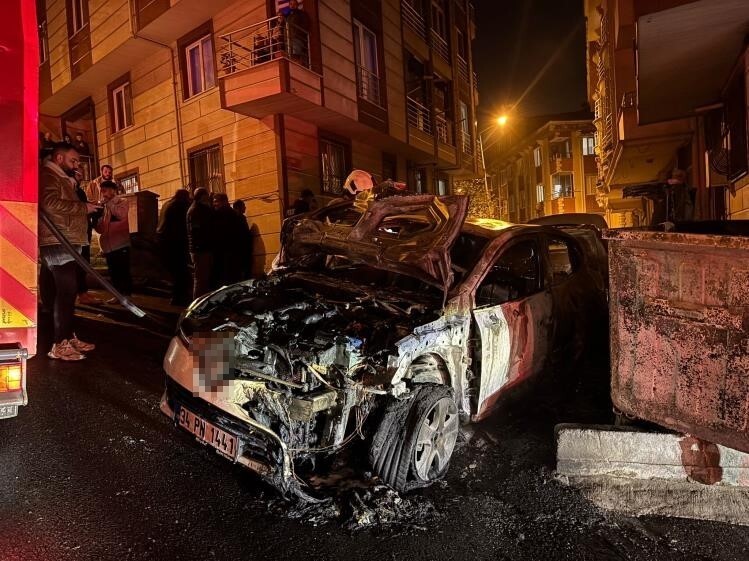 EYÜPSULTAN’DA İKİ ARAÇ ALEVLERE TESLİM OLDU: MAHALLENİN İNTERNETİ KESİLDİ  3