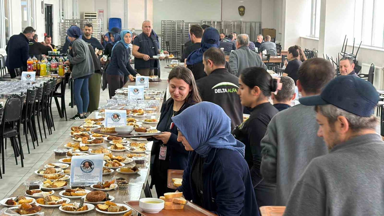 FABRİKADAKİ ÖĞLE YEMEĞİ HAKLARINDAN VAZGEÇEREK BEDELİNİ BAĞIŞLAYAN İŞÇİLER, EVLERİNDE YAPTIKLARI...