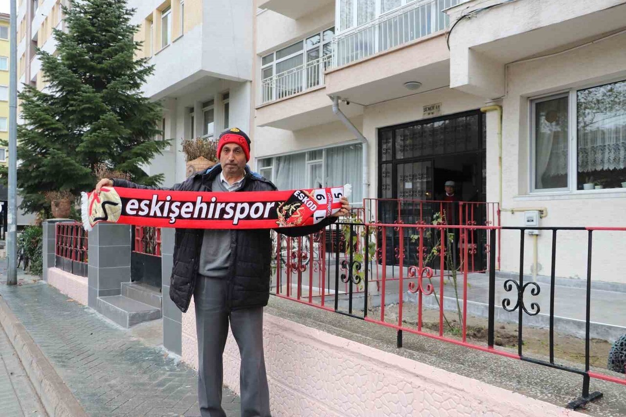 FANATİK ESKİŞEHİRSPORLU OLAN BİR APARTMANIN SAKİNLERİ, ALDIKLARI KARARLA BİNALARININ DIŞINI...