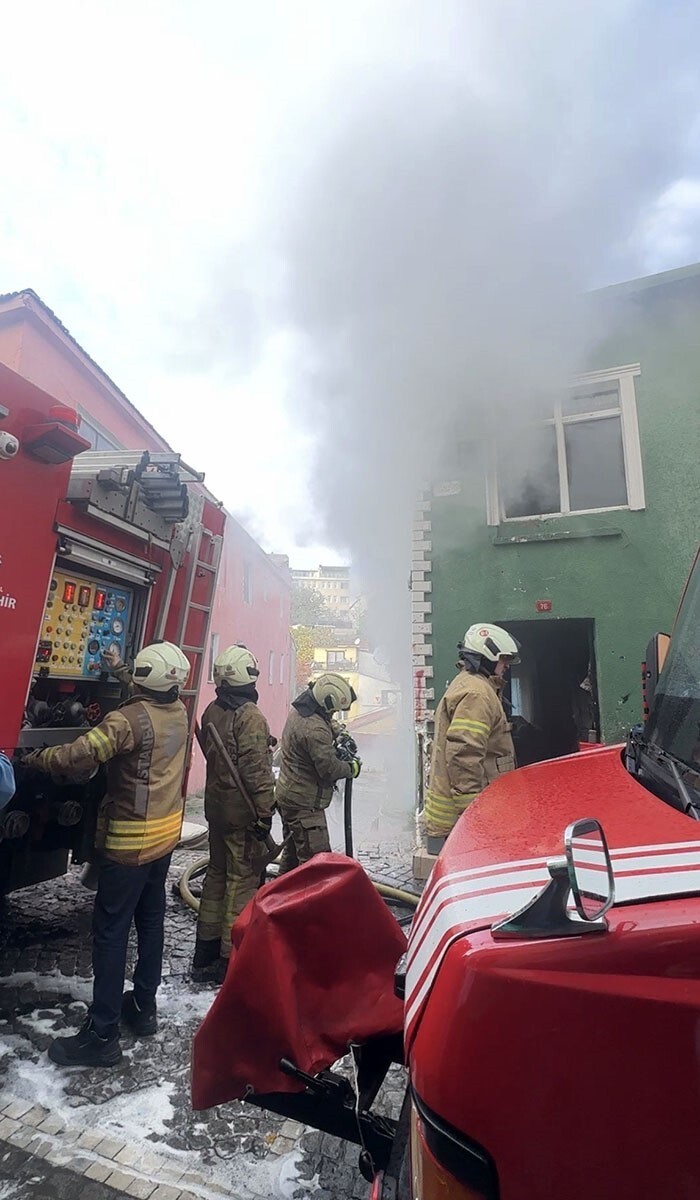 FATİH'TE 8 KİŞİLİK BİR AİLENİN YAŞADIĞI 2 KATLI BİR BİNADA ÇIKAN YANGINDAN AİLE ÜYELERİ SON ANDA...