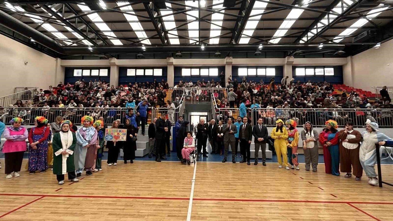 FATİH’TE DÜZENLENEN 9’UNCU GELENEKSEL ENGELLİLER SPOR VE EĞLENCE ŞENLİĞİ’NE KATILAN ENGELLİ...