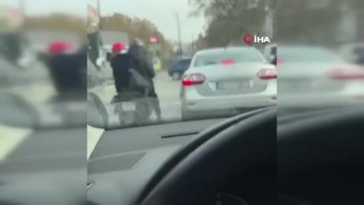 Fatih’te motosiklet sürücüsü, tartıştığı araç sürücüsüne tekme attı: O anlar...