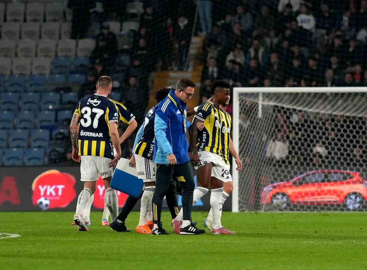FENERBAHÇE'NİN PORTEKİZLİ FUTBOLCUSU NELSON SEMEDO, BAŞAKŞEHİR MAÇINDA SAKATLIĞI NEDENİYLE 20....