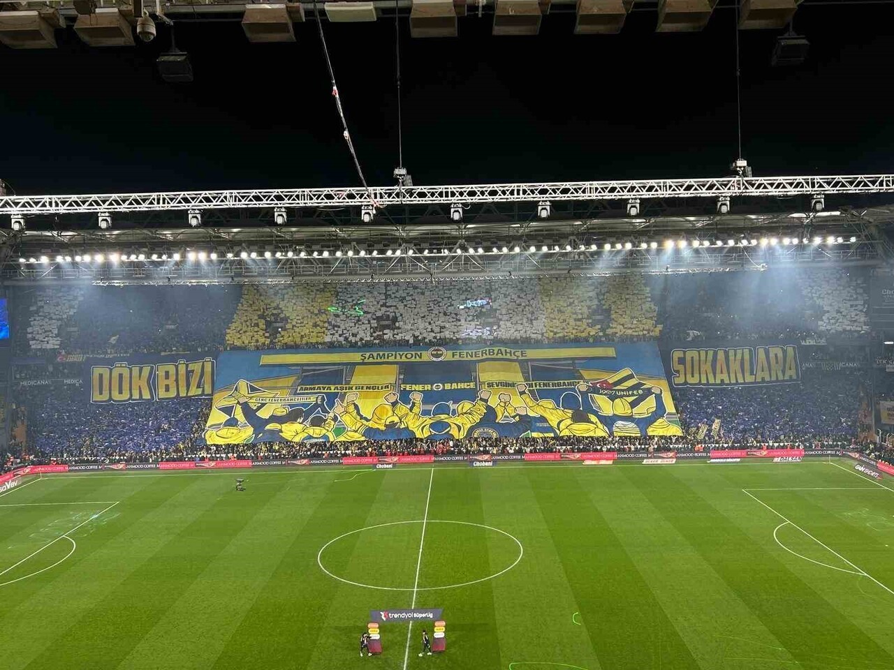 FENERBAHÇELİ TARAFTARLAR, GALATASARAY DERBİSİNE ÖZEL KOREOGRAFİ HAZIRLADI.