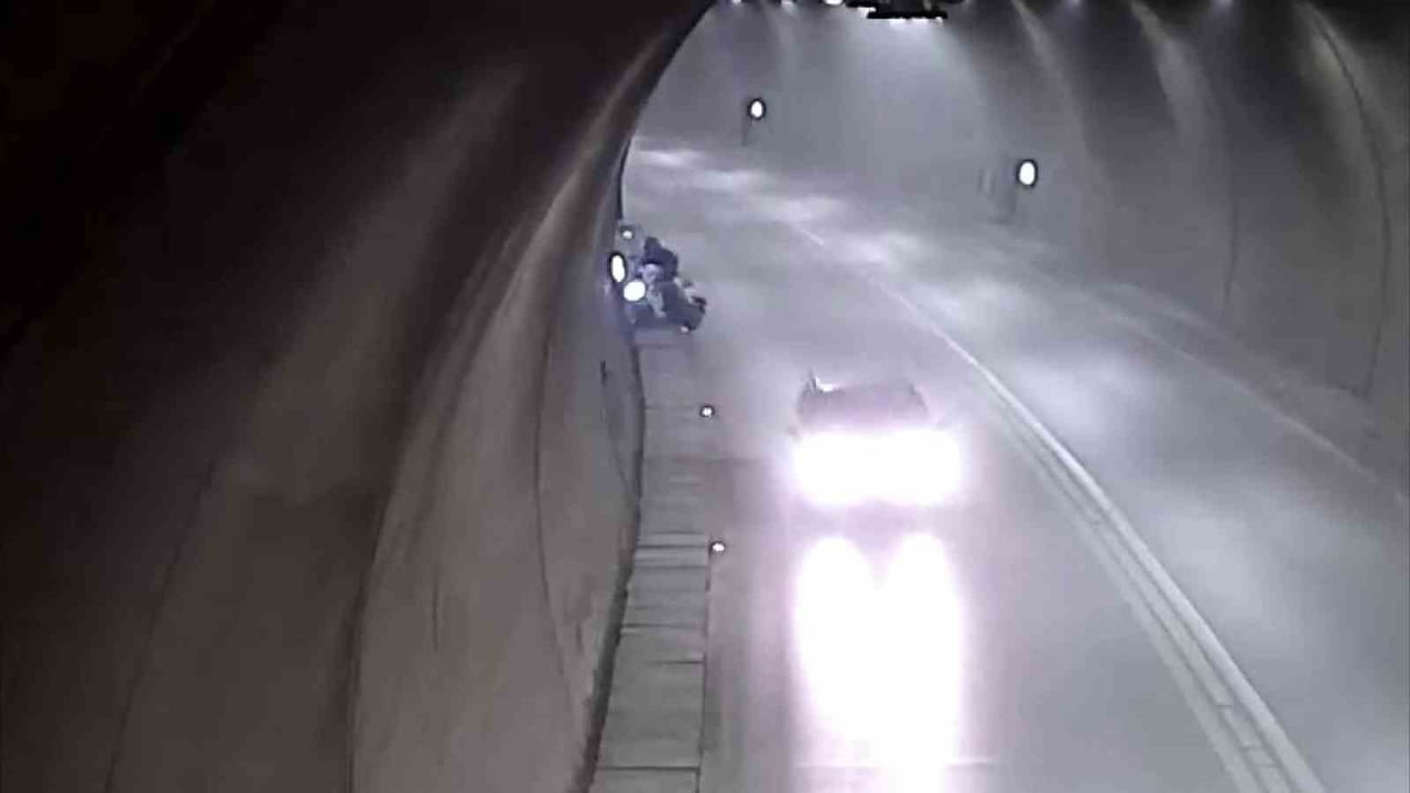 FERHAT TÜNELİ’NDE SÜRÜCÜSÜNÜN KONTROLÜNÜ YİTİRDİĞİ MOTOSİKLET, YOLUN SAĞINDA BULUNAN BORDÜR...