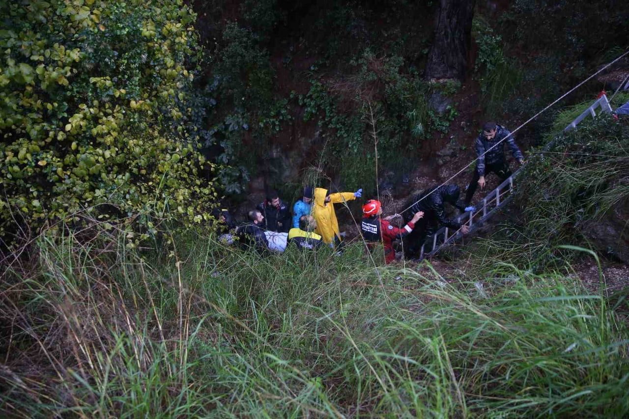 FETHİYE’DE OTOMOBİL UÇURUMA DÜŞTÜ