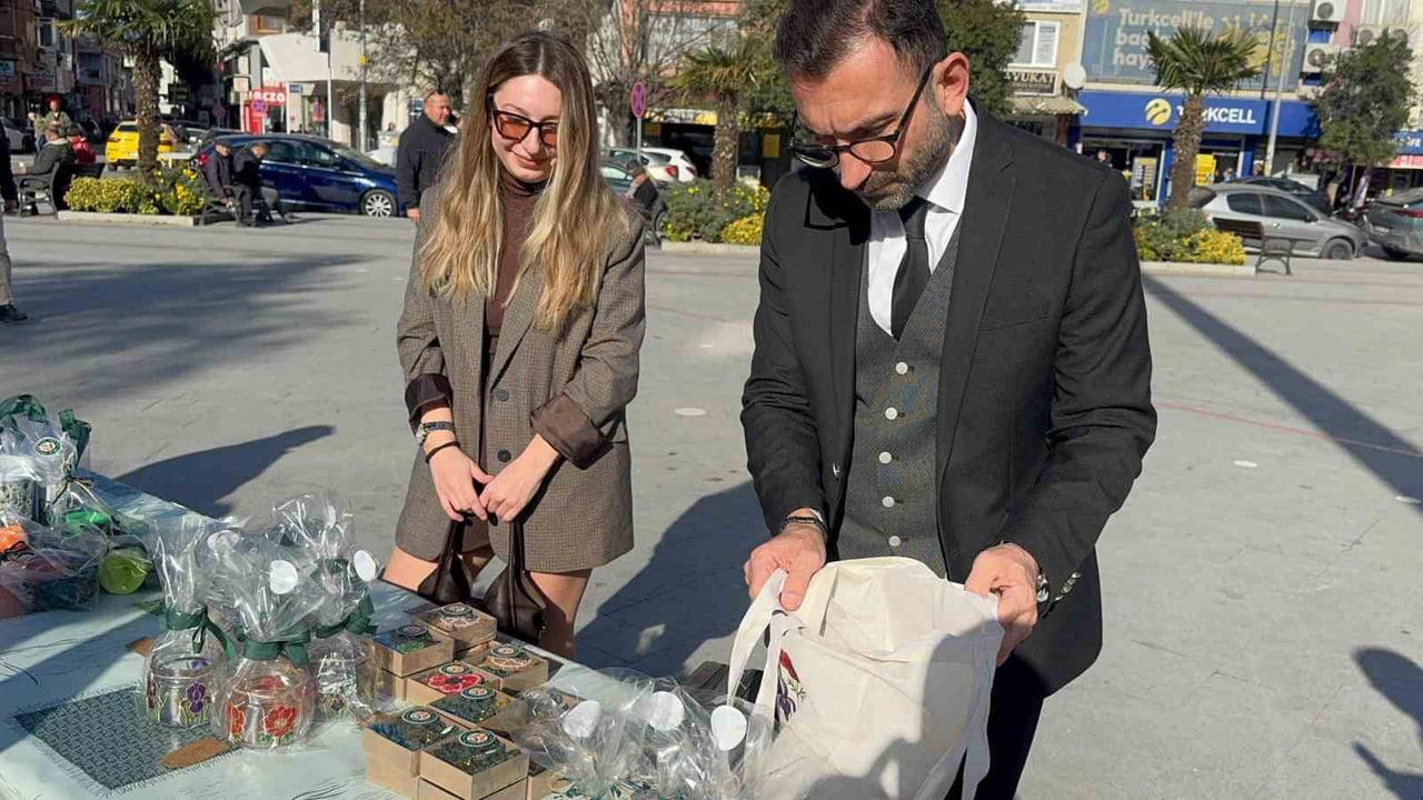 FİLİSTİNLİ ÇOCUKLARA YARDIM STANDI