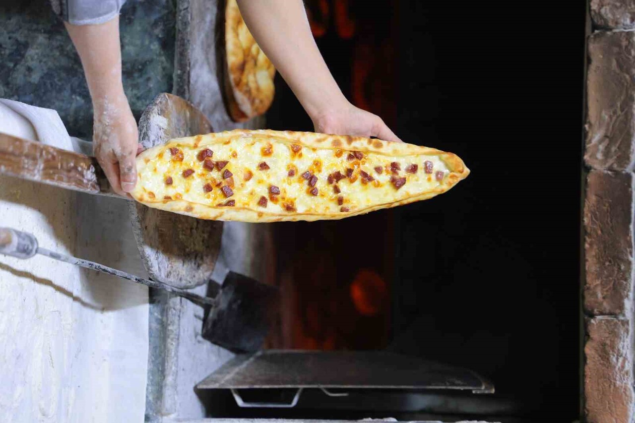 FIRINCI ESNAFI ALİ IŞIK, AİLELERİYLE BİRLİKTE İŞLETMESİNİ YÜRÜTTÜKLERİ FIRINDA YÖRESEL EKMEK...