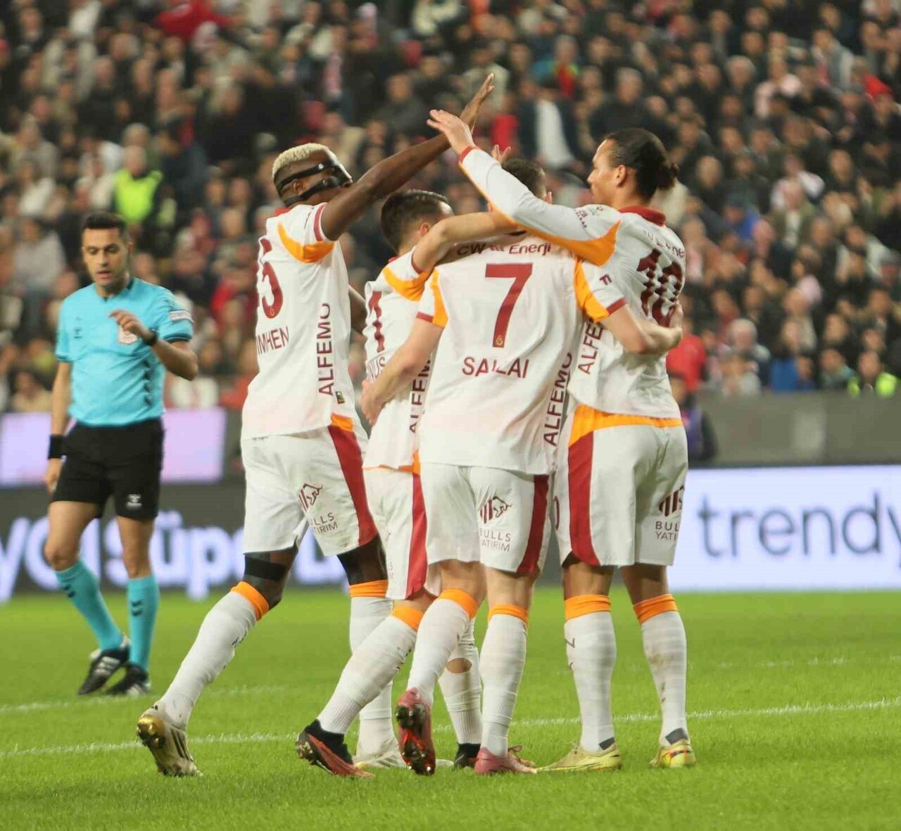 GALATASARAY, ANTALYASPOR İLE OYNADIĞI SON 19 KARŞILAŞMADA 15 GALİBİYET, 4 BERABERLİK ALDI.