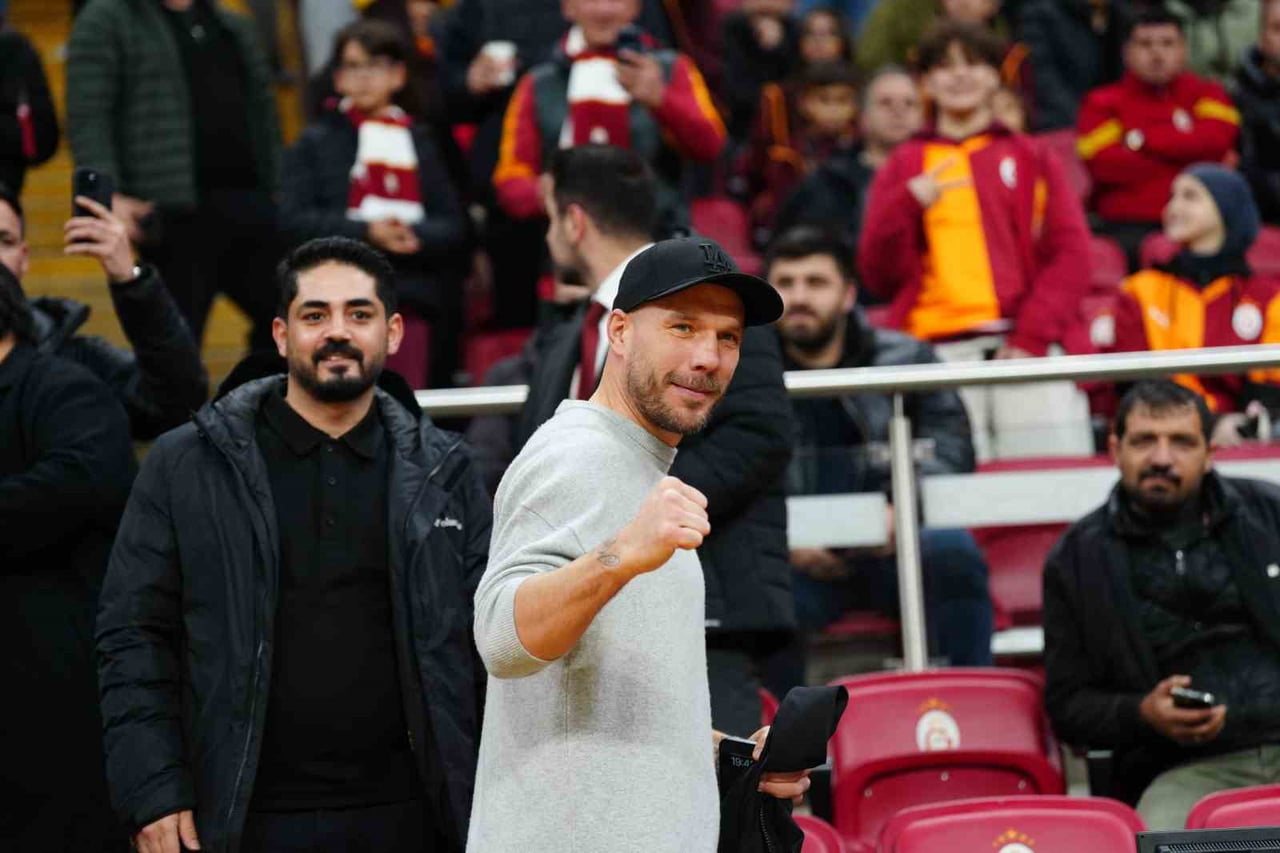 GALATASARAY’IN ESKİ FUTBOLCUSU LUKAS PODOLSKİ, SARI-KIRMIZILILARIN KASIMPAŞA İLE OYNADIĞI MAÇI...