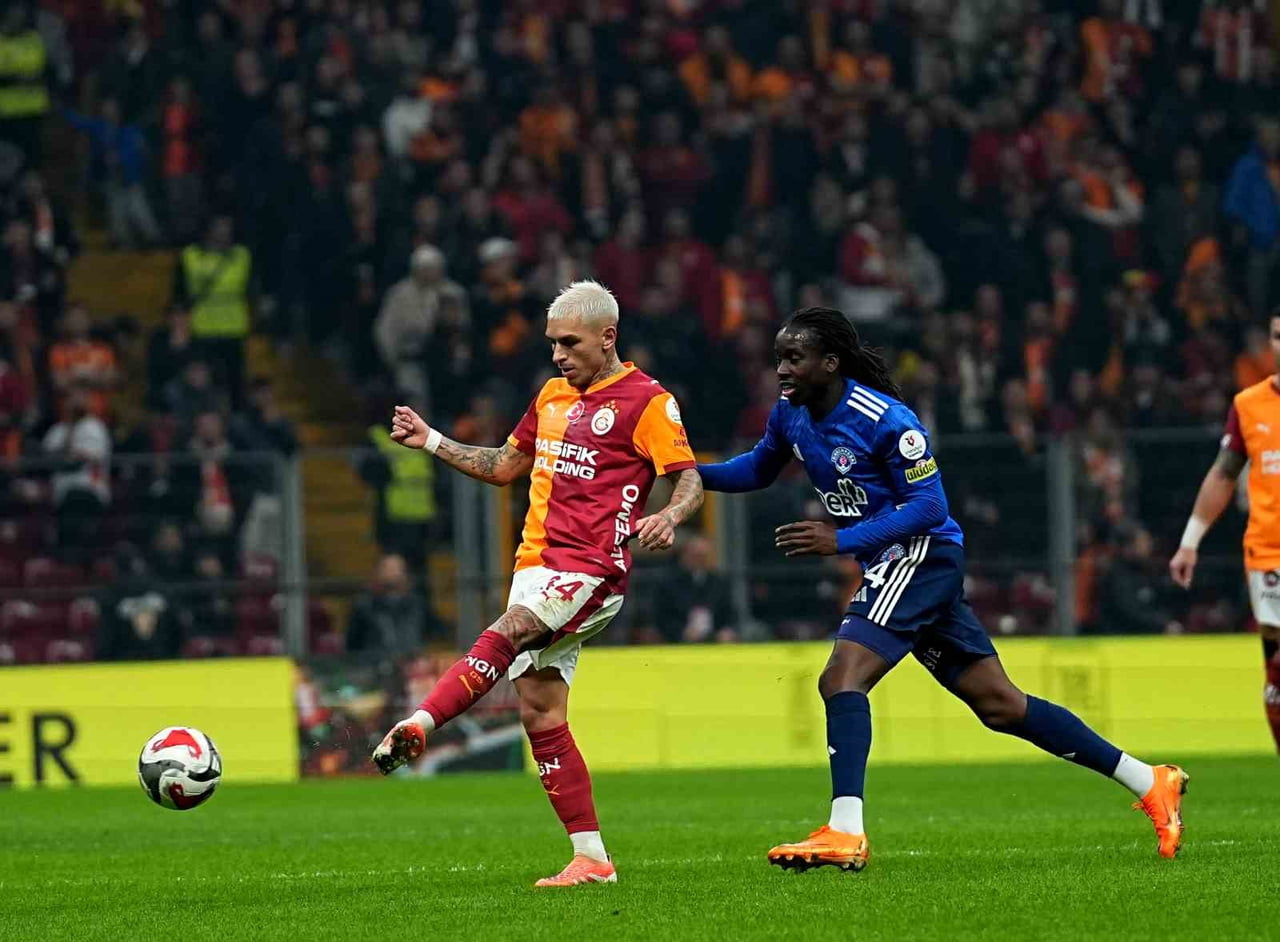 GALATASARAY’IN URUGUAYLI FUTBOLCUSU LUCAS TORREİRA, KASIMPAŞA MAÇINDA GÖRDÜĞÜ SARI KARTLA CEZALI...