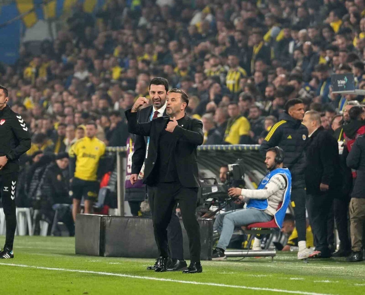 GALATASARAY TEKNİK DİREKTÖRÜ OKAN BURUK, FENERBAHÇE'YE KARŞI KADIKÖY'DE 5. DERBİSİNE ÇIKTI. BURUK...