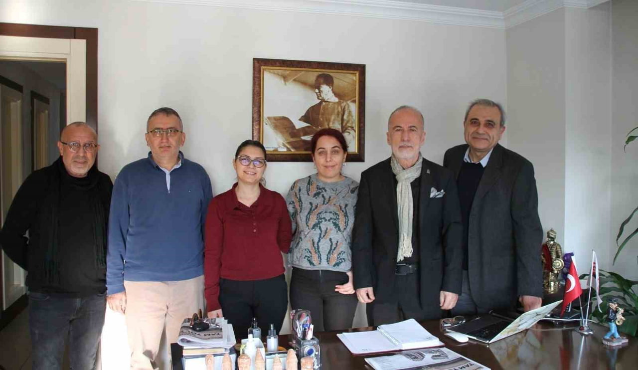 GAZETE ÇALIŞANLARI DA 50. YILLARINI, PASTA KESEREK KUTLADI.