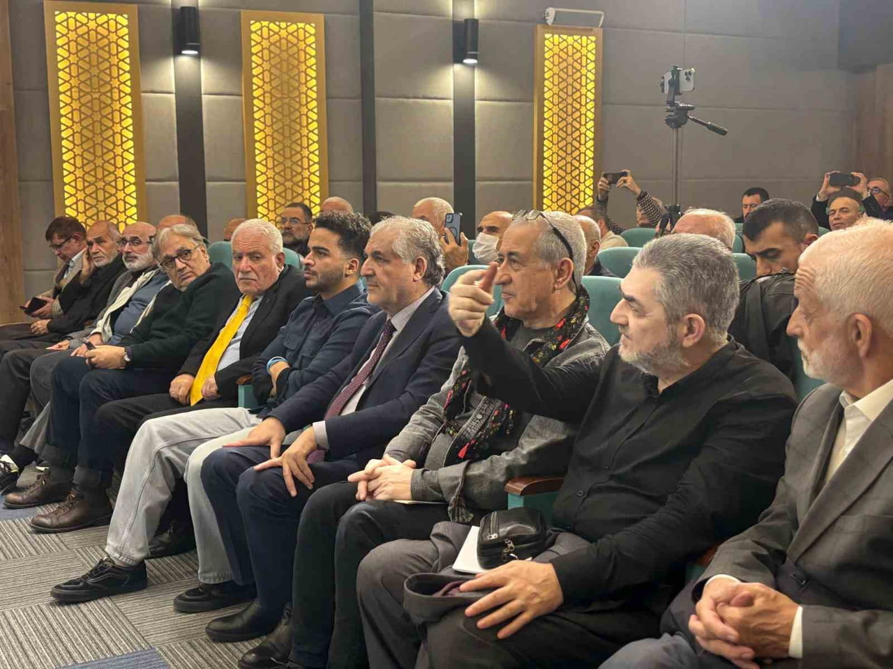 GAZETECİ MEHMET NURİ YARDIM’IN DÜZENLEYİP SUNDUĞU EYÜPSULTAN’IN EBEDÎ SAKİNLERİ PROGRAMINDA TÜRK...