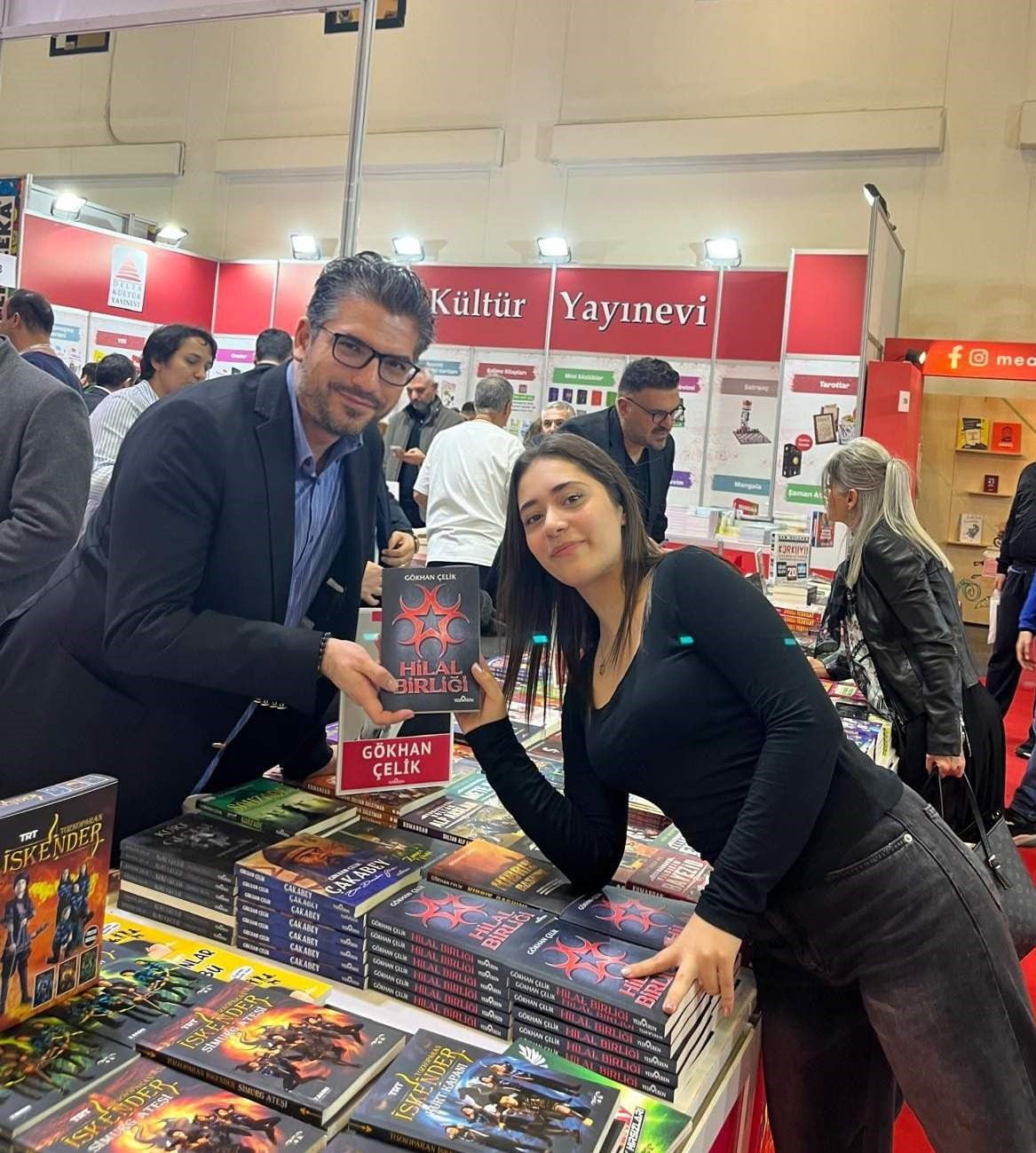 GAZETECİ VE YAZAR GÖKHAN ÇELİK'İN DOKUZUNCU ROMANI OLAN "HİLAL BİRLİĞİ" 42. İSTANBUL TÜYAP KİTAP...