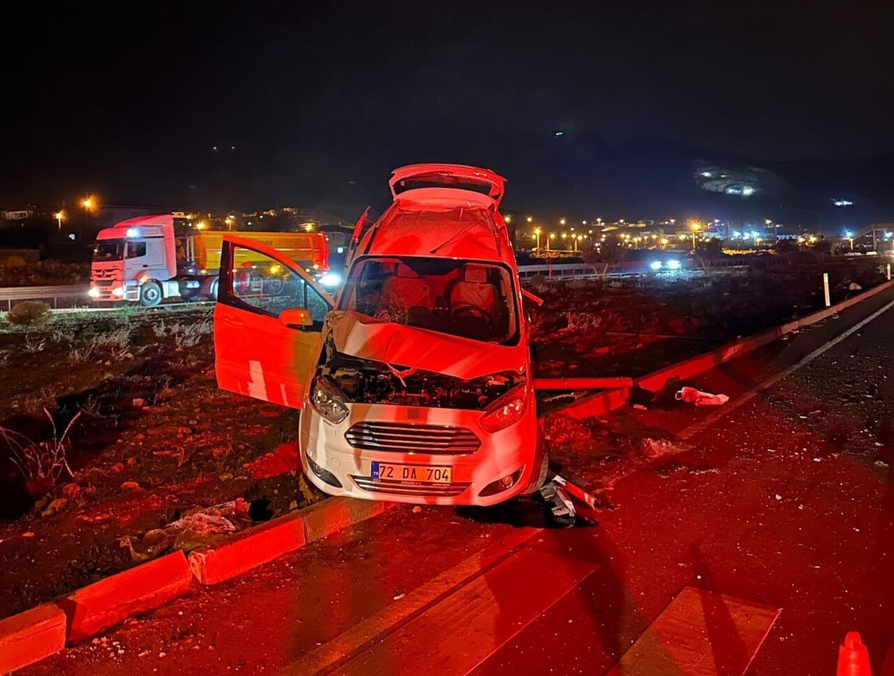 GAZİANTEP'İN İSLAHİYE İLÇESİNDE TIR İLE ÇARPIŞAN HAFİF TİCARİ ARAÇTAKİ 2'Sİ ÇOCUK 3 KİŞİ...