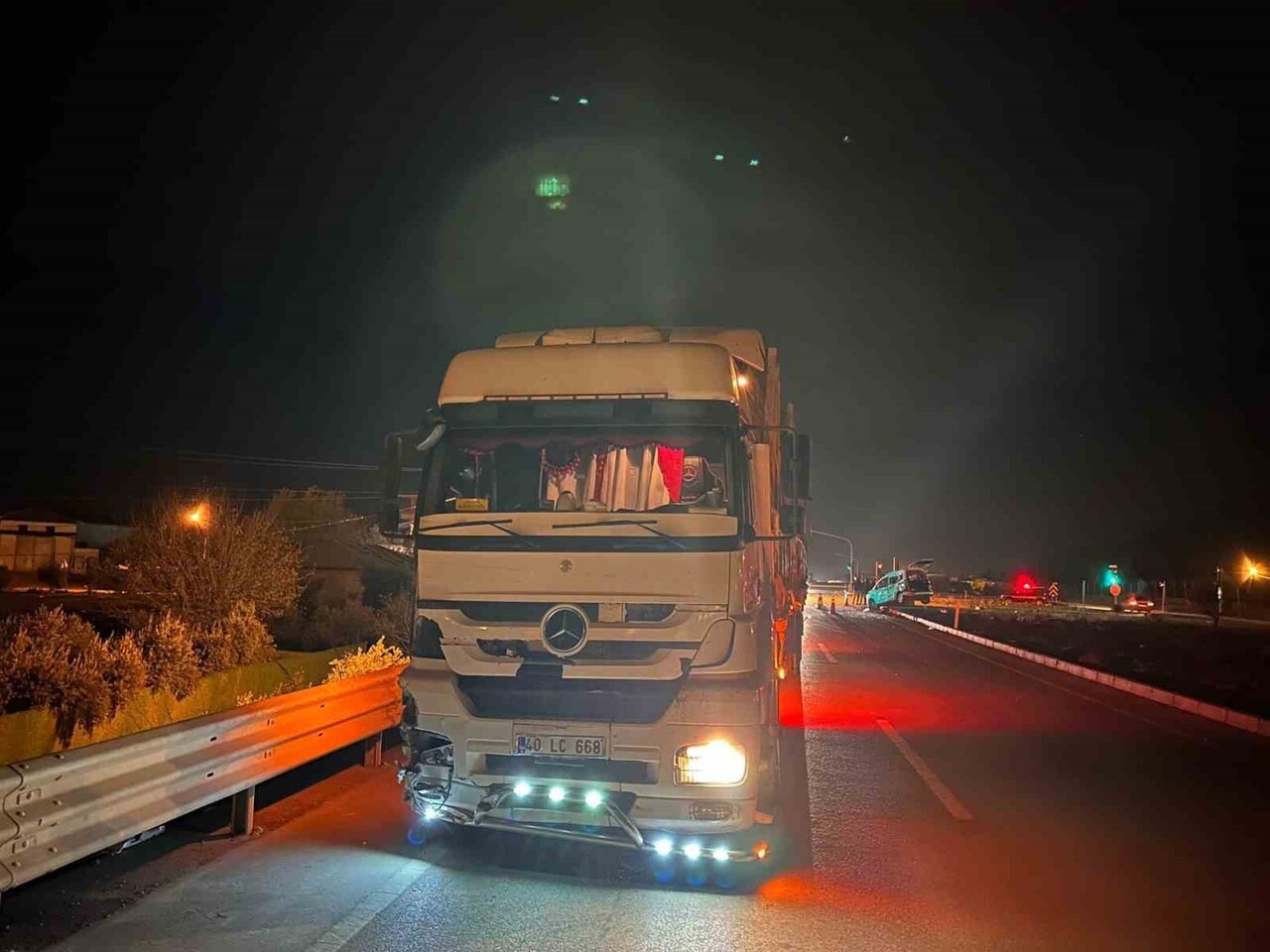 GAZİANTEP'İN İSLAHİYE İLÇESİNDE TIR İLE ÇARPIŞAN HAFİF TİCARİ ARAÇTAKİ 2'Sİ ÇOCUK 3 KİŞİ...