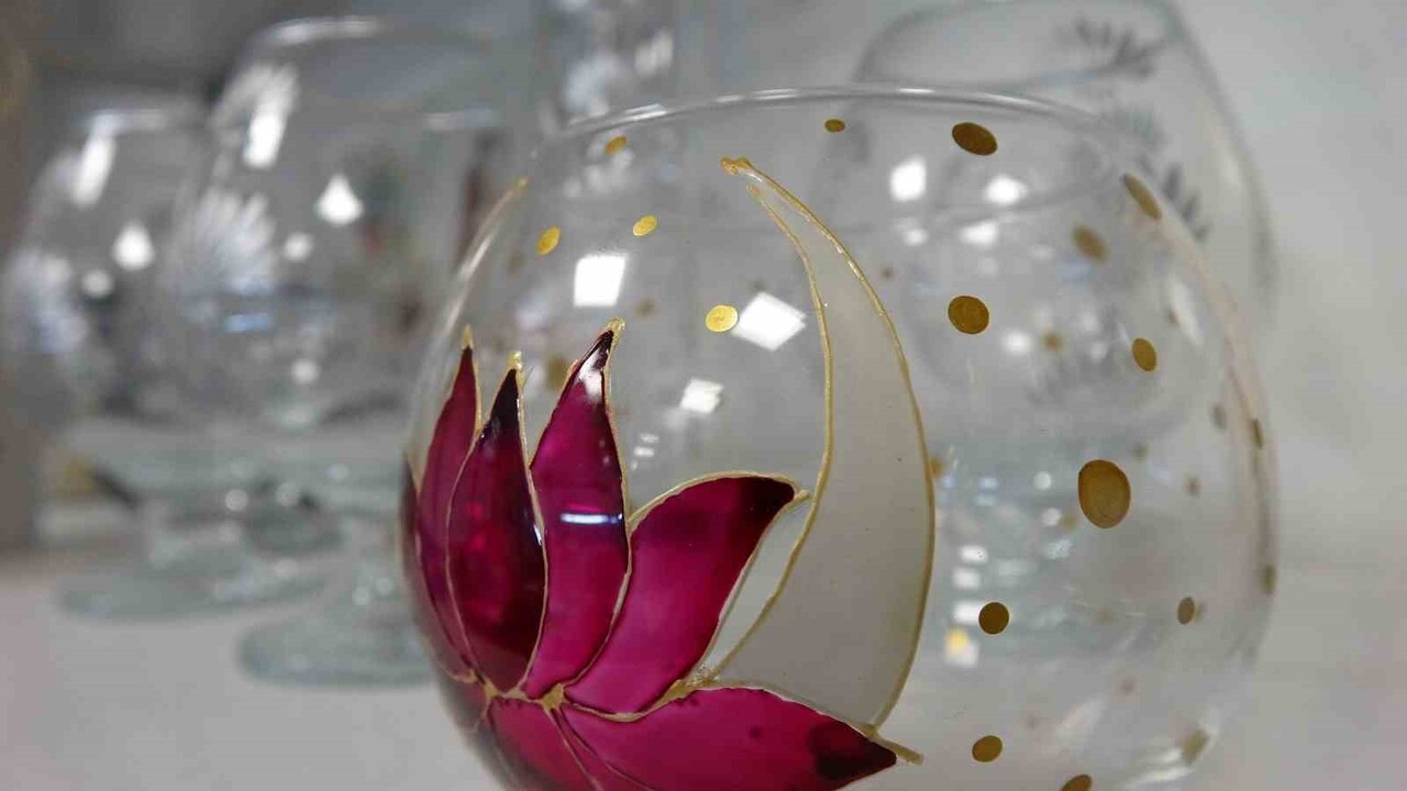 GAZİANTEP'TE 800 DERECE ATEŞTE ISITTIKLARI ÇUBUK CAMLARA ŞEKİL VEREN KADINLAR, SABIR VE GAYRETLE...