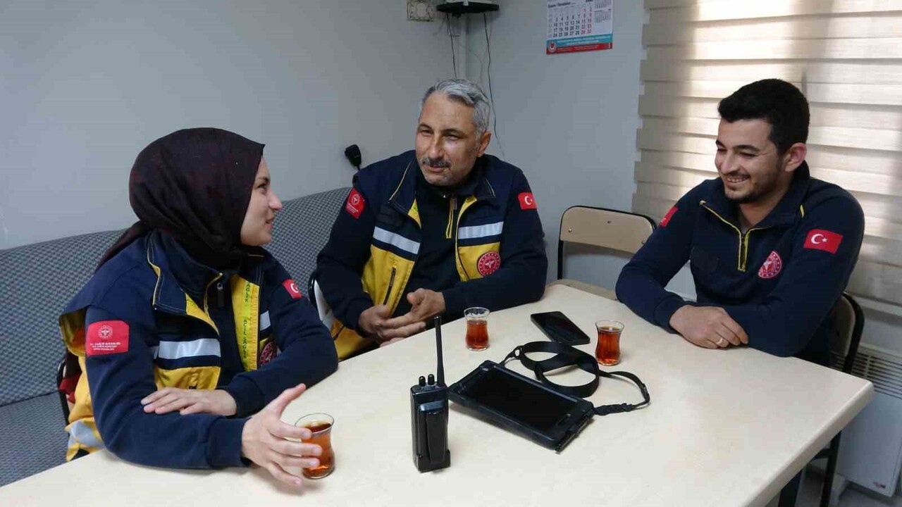 GAZİANTEP'TE AMBULANS ŞOFÖRÜ OLARAK GÖREV YAPAN BİLAL KAR VE ACİL TIP TEKNİSYENİ OLARAK GÖREV...