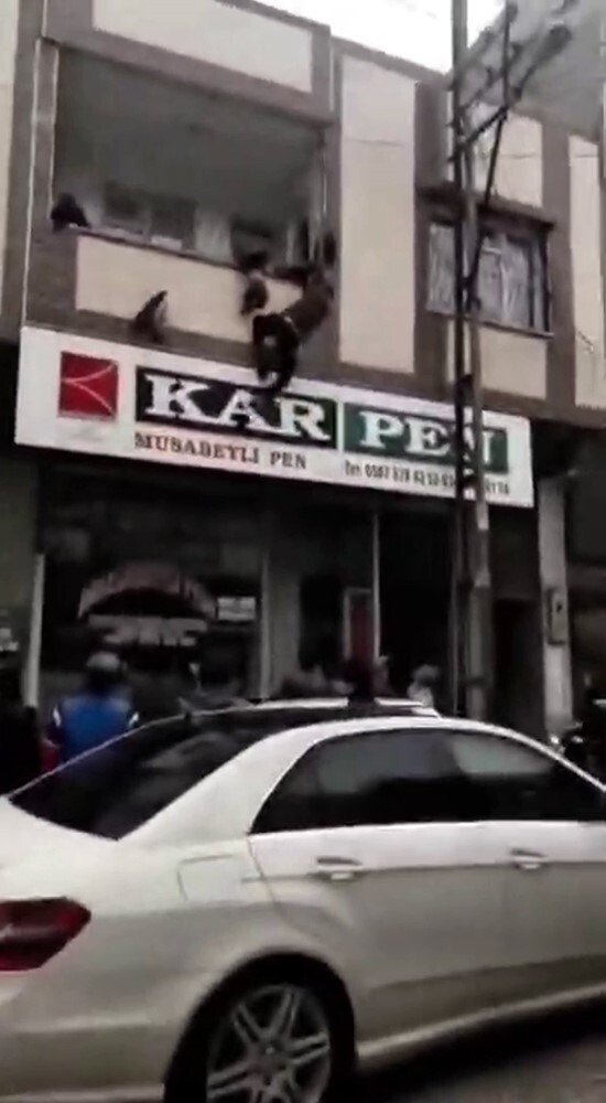 GAZİANTEP'TE BİR EVİN BALKONUNDAKİ DEMİR PARMAKLIKLARDA ASILI KALAN ÇOCUĞU, DİREĞE TIRMANARAK...