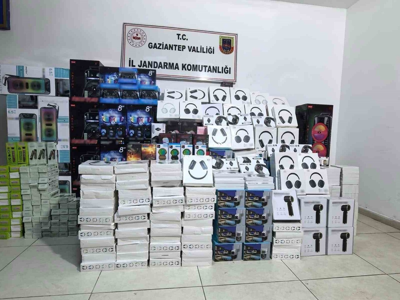 GAZİANTEP'TE BİR İŞ YERİNE YAPILAN OPERASYONDA 1,5 MİLYON TL DEĞERİNDE KAÇAK ELEKTRONİK EŞYA ELE...