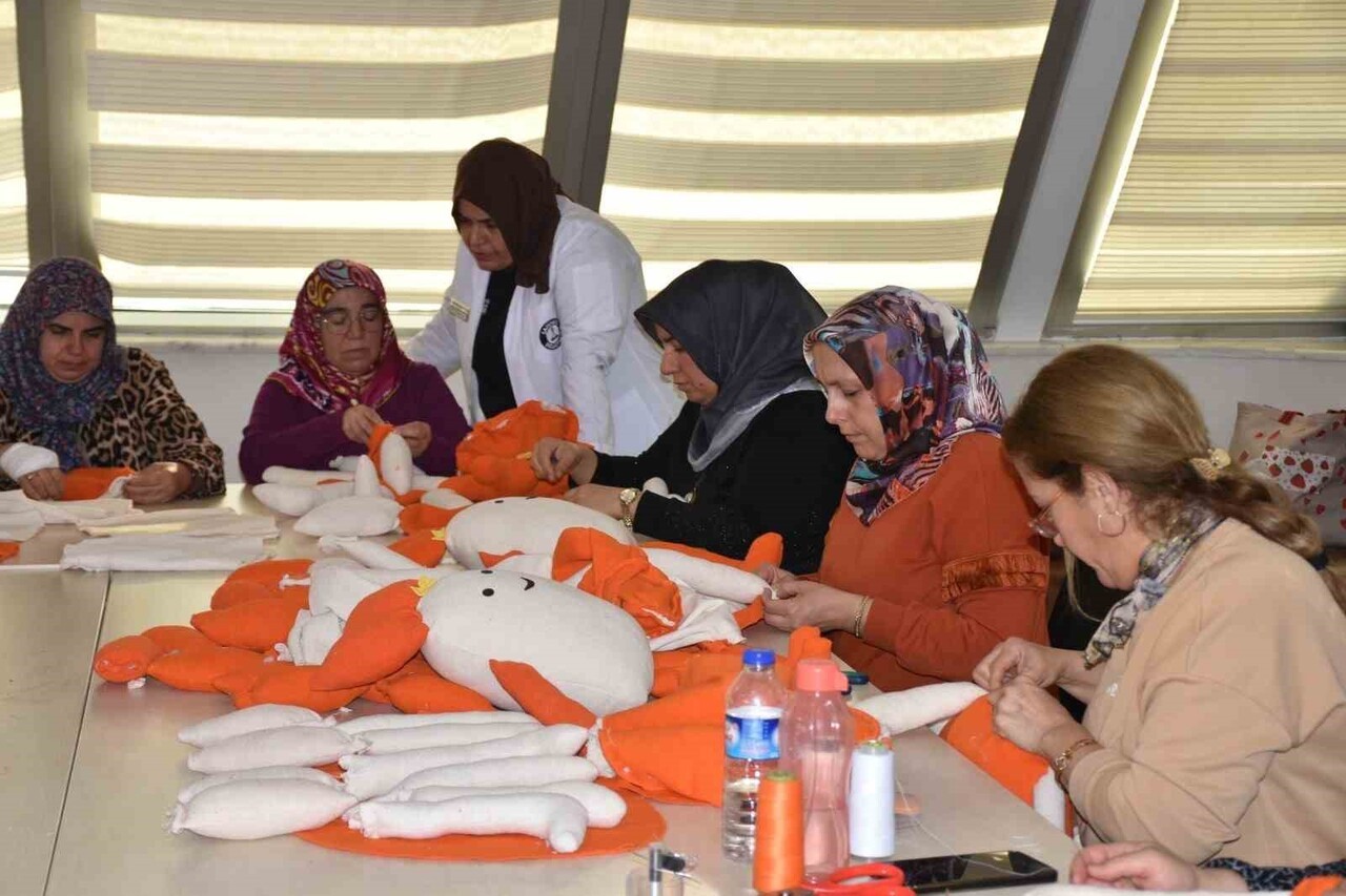 GAZİANTEP'TE EL İŞİ SANATI KURSUNDAKİ KADINLAR PLASTİK OYUNCAKLARLA OYNAYAMAYAN LÖSEMİLİ ÇOCUKLAR...