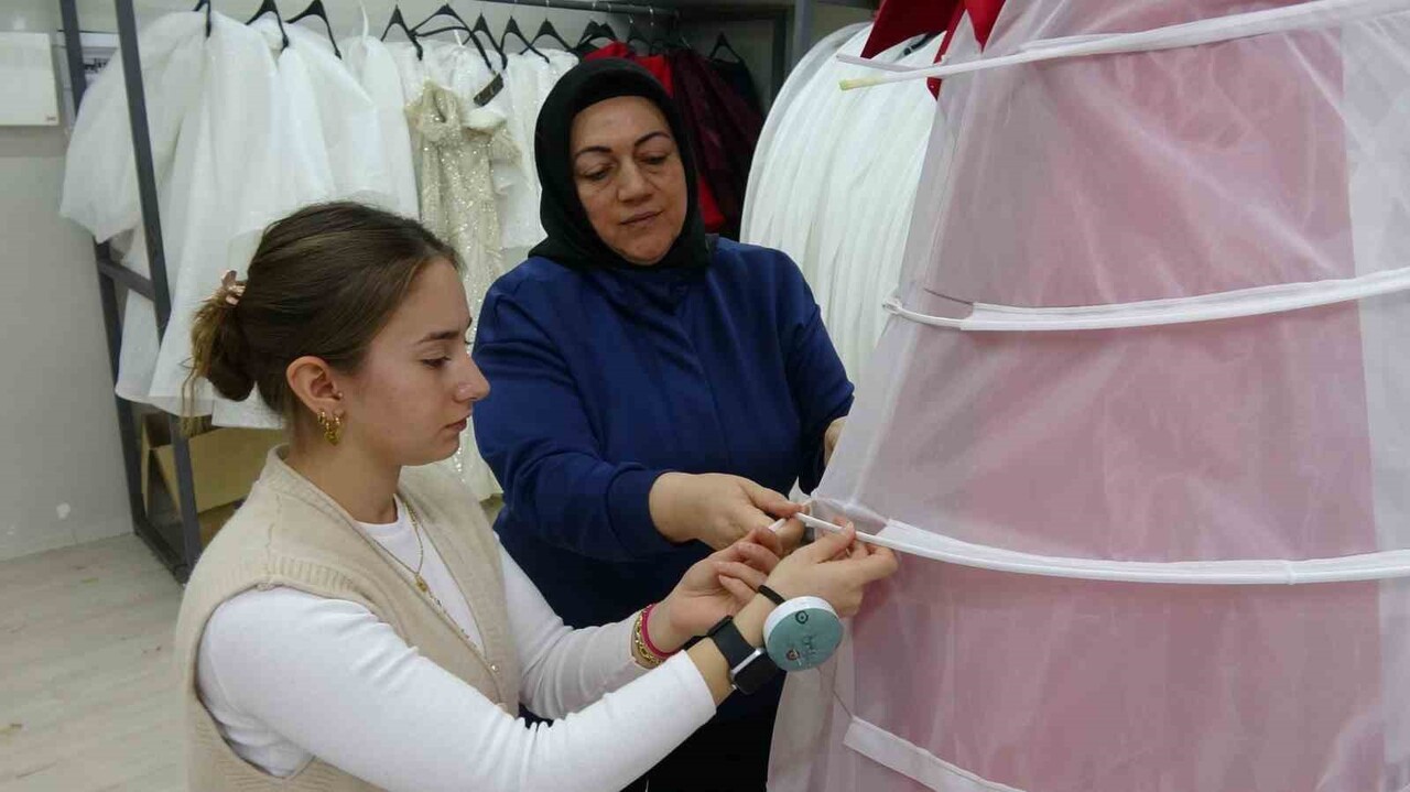 GAZİANTEP'TE EV HANIMIYKEN BİR GELİNLİK VE BİR KAFTAN KİRALAYARAK İŞ HAYATINA ATILAN, DAHA SONRA...