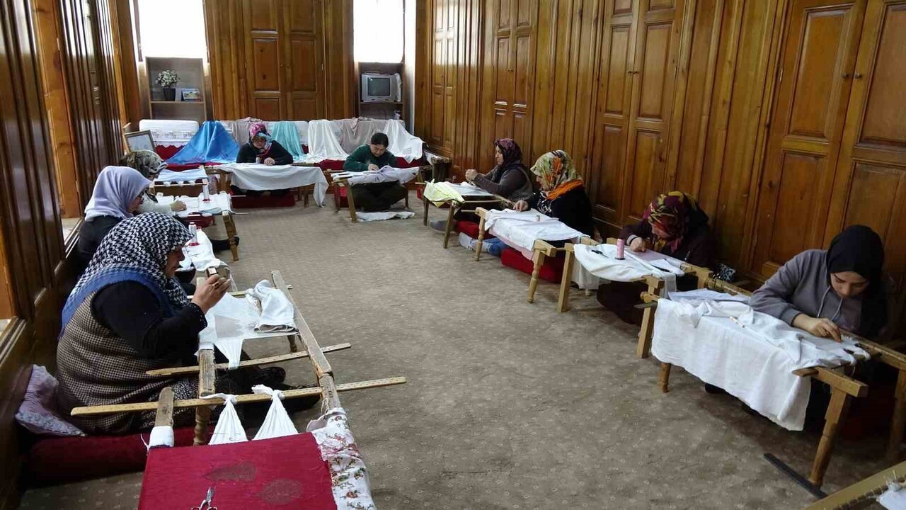 GAZİANTEP'TE GEÇMİŞTEN GÜNÜMÜZE KADAR GENÇ KIZLARIN ÇEYİZLERİNDE KULLANILAN VE TELİ ÇEKİLEBİLEN...