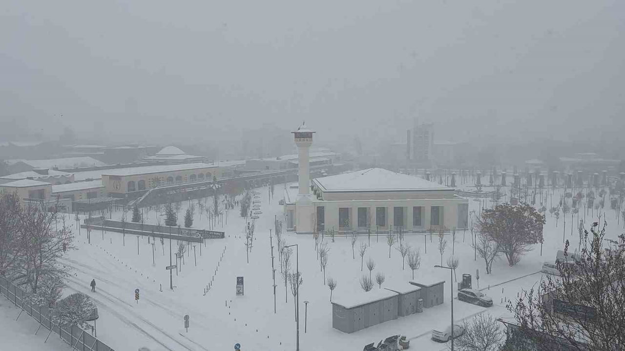 GAZİANTEP'TE GÜNLERDİR BEKLENEN VE GECE SAATLERİNDE BAŞLAYAN YOĞUN KAR YAĞIŞI, ETKİSİNİ ARTTIRARAK...