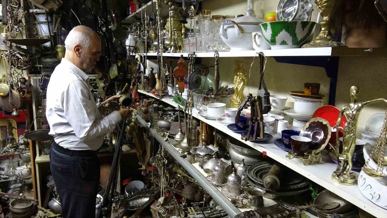 GAZİANTEP'TE YAŞAYAN 58 YAŞINDAKİ HANİFİ ÖZASLAN, 45 YILDIR TOPLADIĞI ANTİKA EŞYALARA GÖZÜ GİBİ...