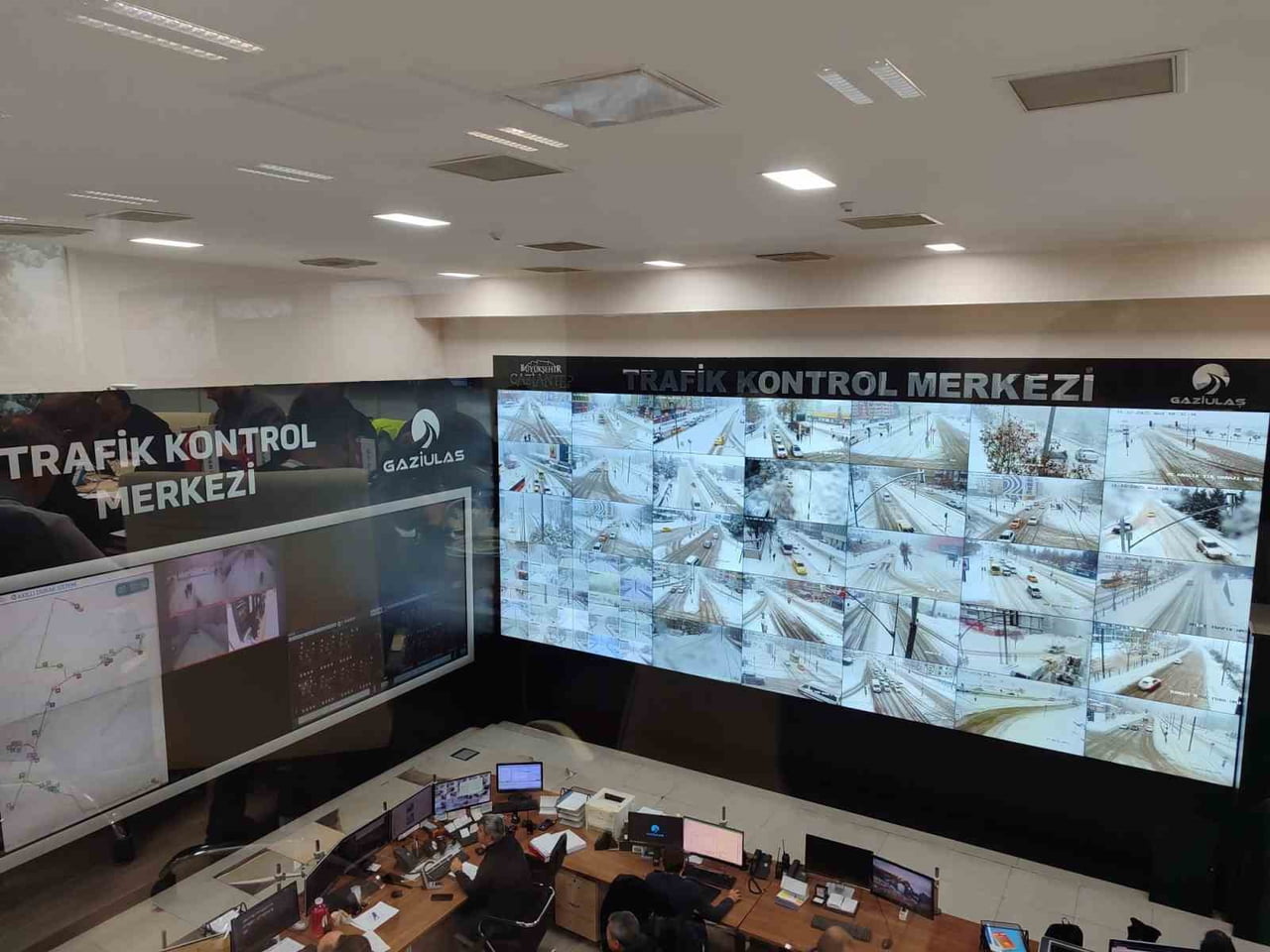 GAZİANTEP BÜYÜKŞEHİR BELEDİYESİ, KAR YAĞIŞINA KARŞI YÜRÜTTÜĞÜ ÇALIŞMALARDA KLASİK YÖNTEMLERİ...