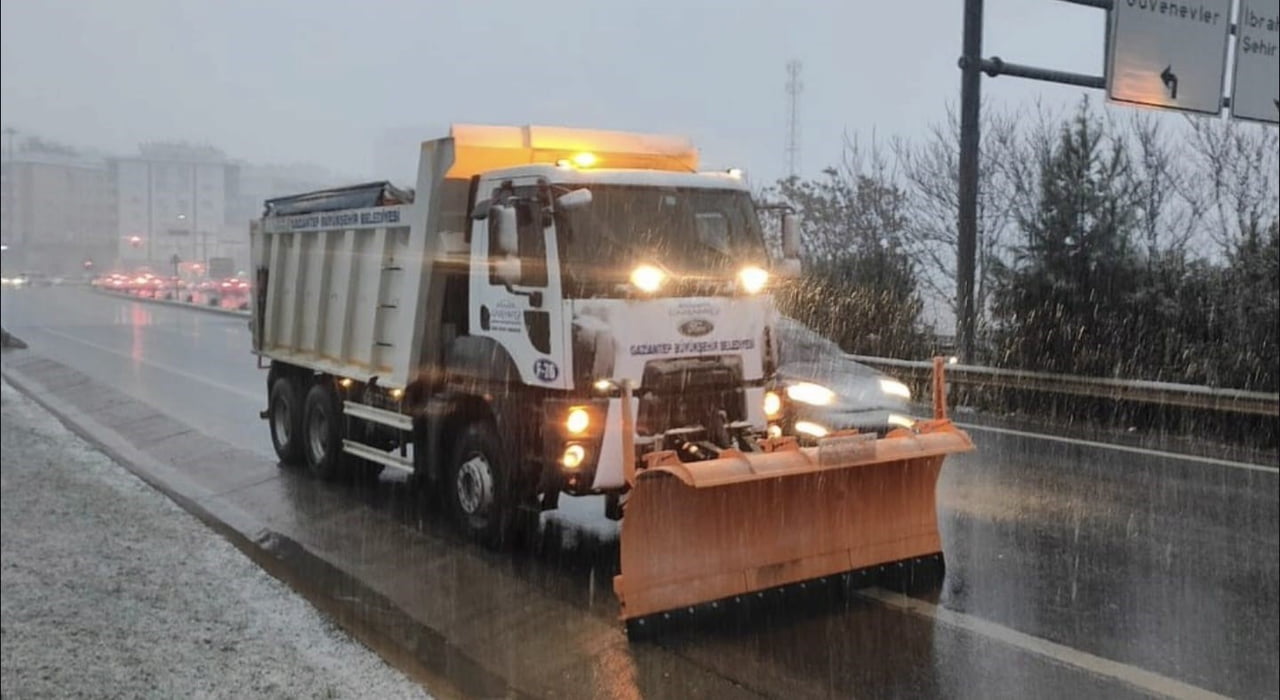 GAZİANTEP BÜYÜKŞEHİR, KAR YAĞIŞINA KARŞI TAM KADRO SAHADA