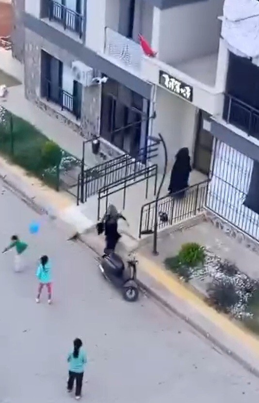 GAZİANTEP’İN NİZİP İLÇESİNDE BİR OKULDA HADEME İLE ÖĞRENCİ ARASINDA ÇIKAN TARTIŞMA KAVGAYA...