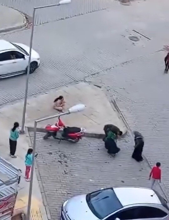 GAZİANTEP’İN NİZİP İLÇESİNDE BİR OKULDA HADEME İLE ÖĞRENCİ ARASINDA ÇIKAN TARTIŞMA KAVGAYA...