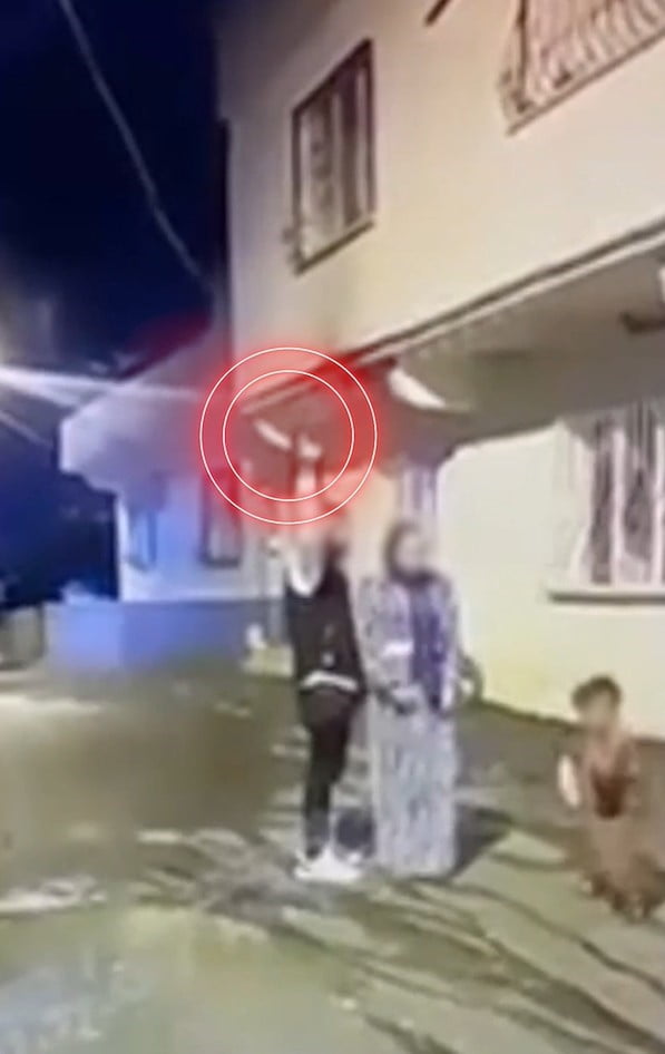 GAZİANTEP’İN NİZİP İLÇESİNDE KÜÇÜK BİR ÇOCUĞUN YANINDA SİLAHLA HAVAYA ATEŞ EDEN ŞAHIS GÖZALTINA...