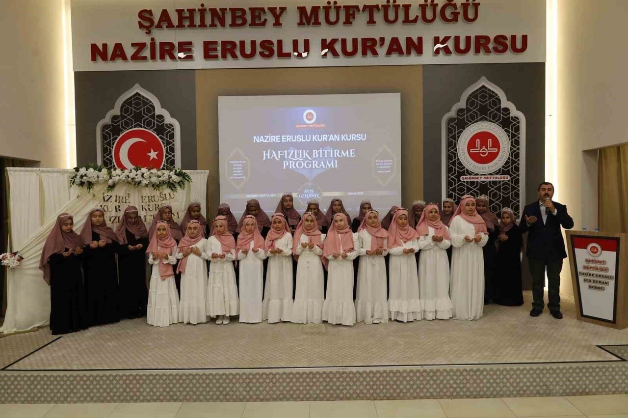 GAZİANTEP’TE 16 ÖĞRENCİ İCAZET MERASİMİNDE HAFIZLIK BELGELERİNİ ALDI