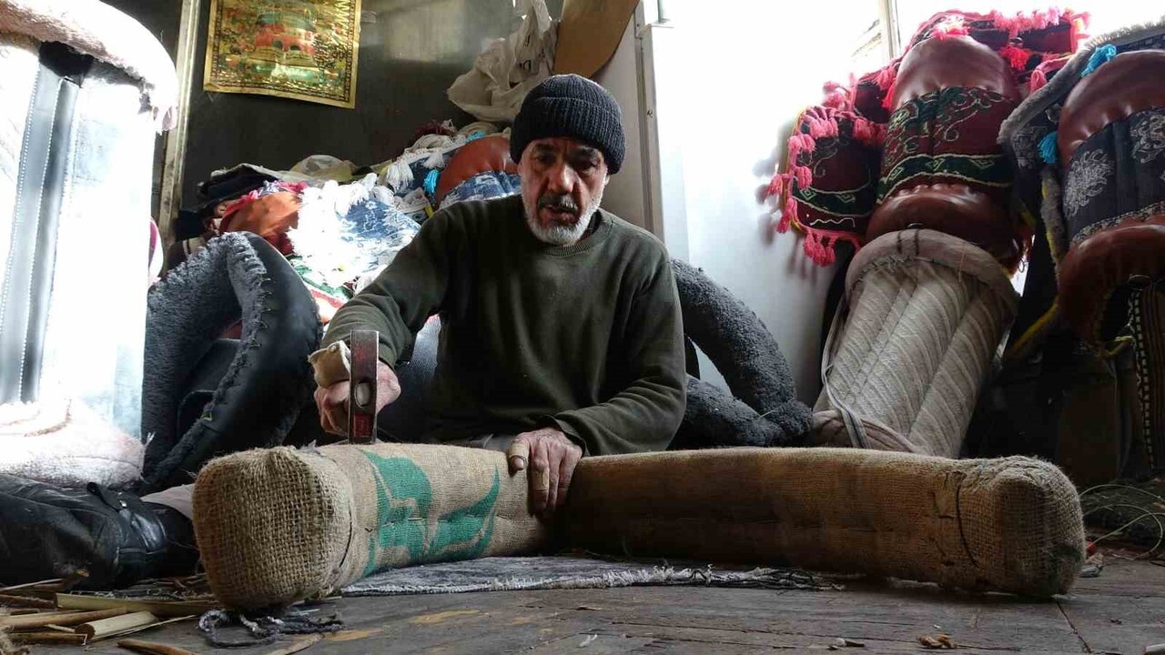 GAZİANTEP’TE 55 YILDIR SEMERCİLİK YAPAN ALİ DANAOĞLU, ZAMANA YENİK DÜŞEN BABA MESLEĞİNİ...