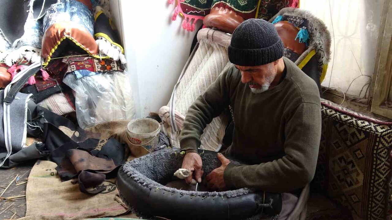 GAZİANTEP’TE 55 YILDIR SEMERCİLİK YAPAN ALİ DANAOĞLU, ZAMANA YENİK DÜŞEN BABA MESLEĞİNİ...