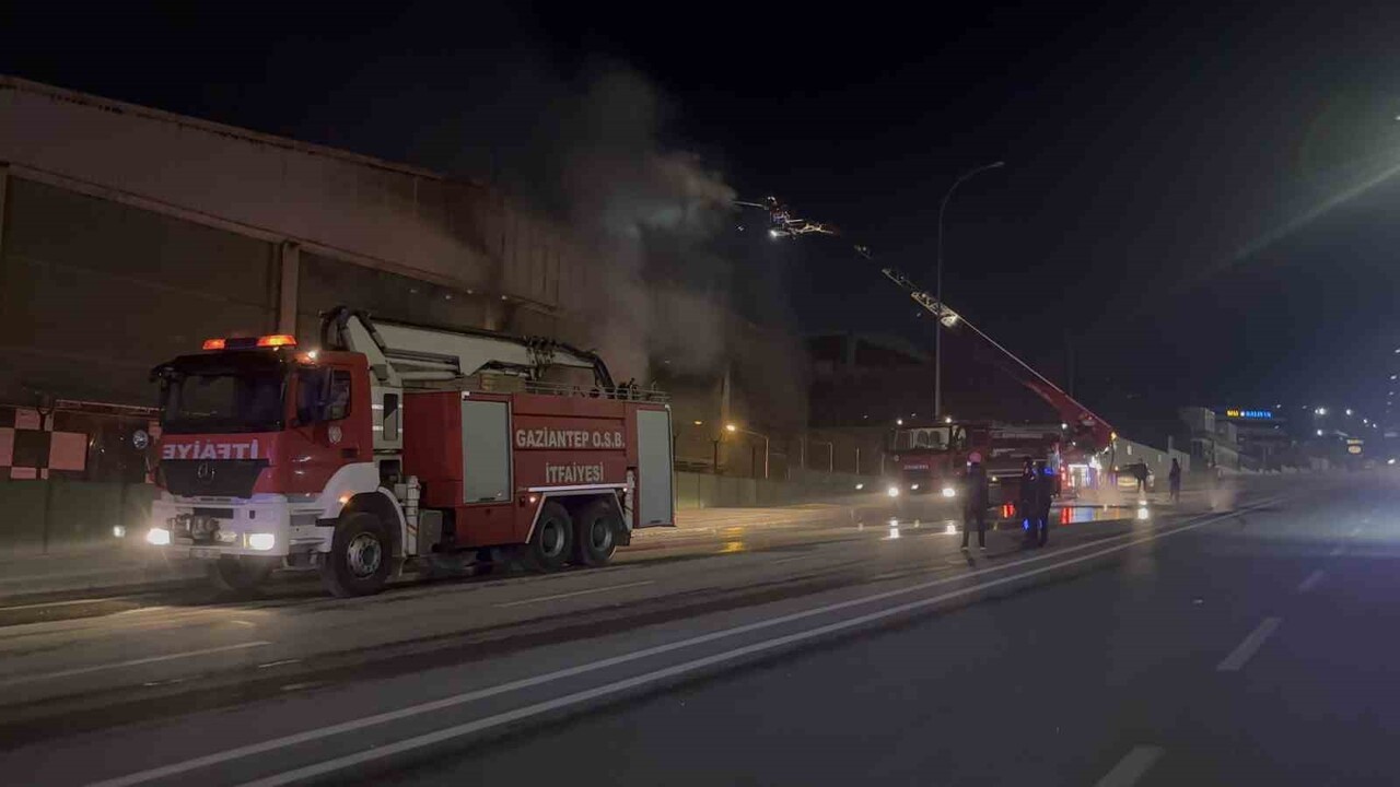 GAZİANTEP’TE BİR AMBALAJ FABRİKASINDA ÇIKAN YANGIN, İTFAİYE EKİPLERİNİN YAKLAŞIK 3 SAAT SÜREN...