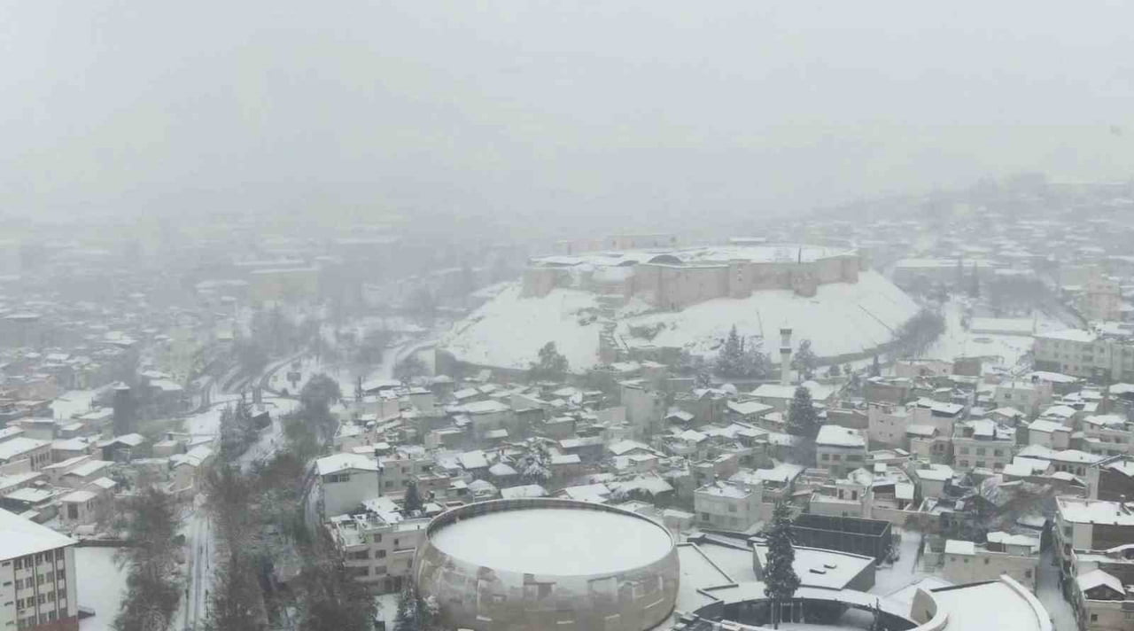GAZİANTEP’TE ETKİLİ OLAN KAR YAĞIŞI HAVADAN GÖRÜNTÜLENDİ