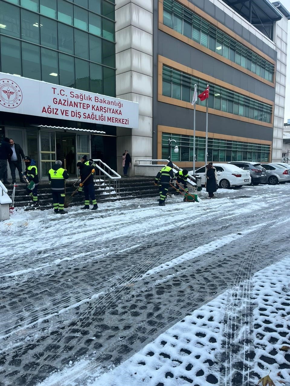 GAZİANTEP’TE GECE SAATLERİNDEN İTİBAREN ETKİSİNİ ARTIRAN KAR YAĞIŞININ ARDINDAN ŞEHİTKAMİL...