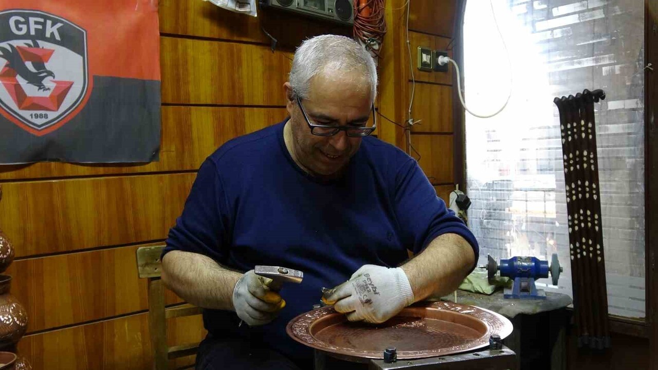 GAZİANTEP’TE YAŞAYAN 50 YAŞINDAKİ MEMİK BAKIR, BABASINDAN DEVRALDIĞI BAKIRCILIK MESLEĞİNİ 40...