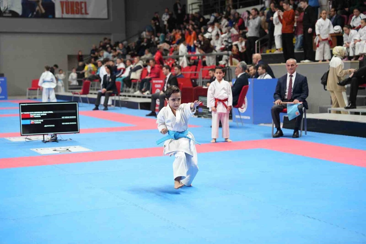 GAZİOSMANPAŞA BELEDİYESİ SPOR KULÜBÜ’NÜN 7 YAŞINDAKİ MİNİK YILDIZI KAAN AYAZ TAÇ, ÜST ÜSTE ELDE...