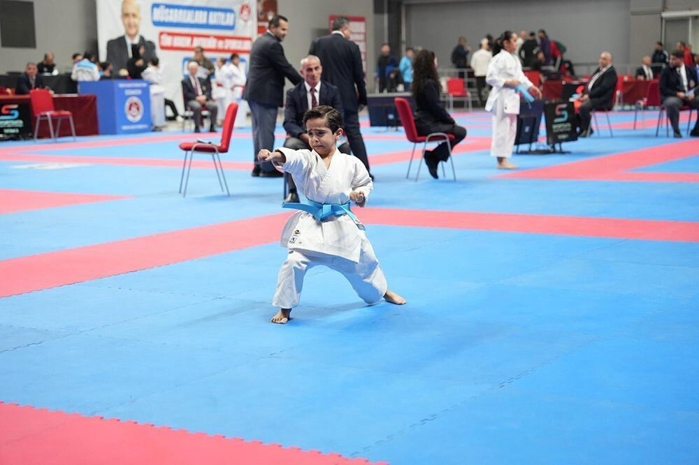 GAZİOSMANPAŞA BELEDİYESİ SPOR KULÜBÜ SPORCULARI, DÜNYA ÇAPINDA KARATECİLERİ BİR ARAYA GETİREN...