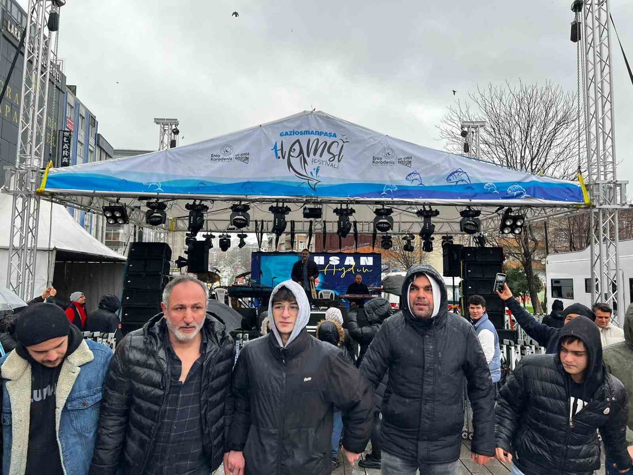 GAZİOSMANPAŞA’DA KARADENİZ RÜZGARI: FESTİVALDE 10 TON HAMSİ İKRAM EDİLDİ