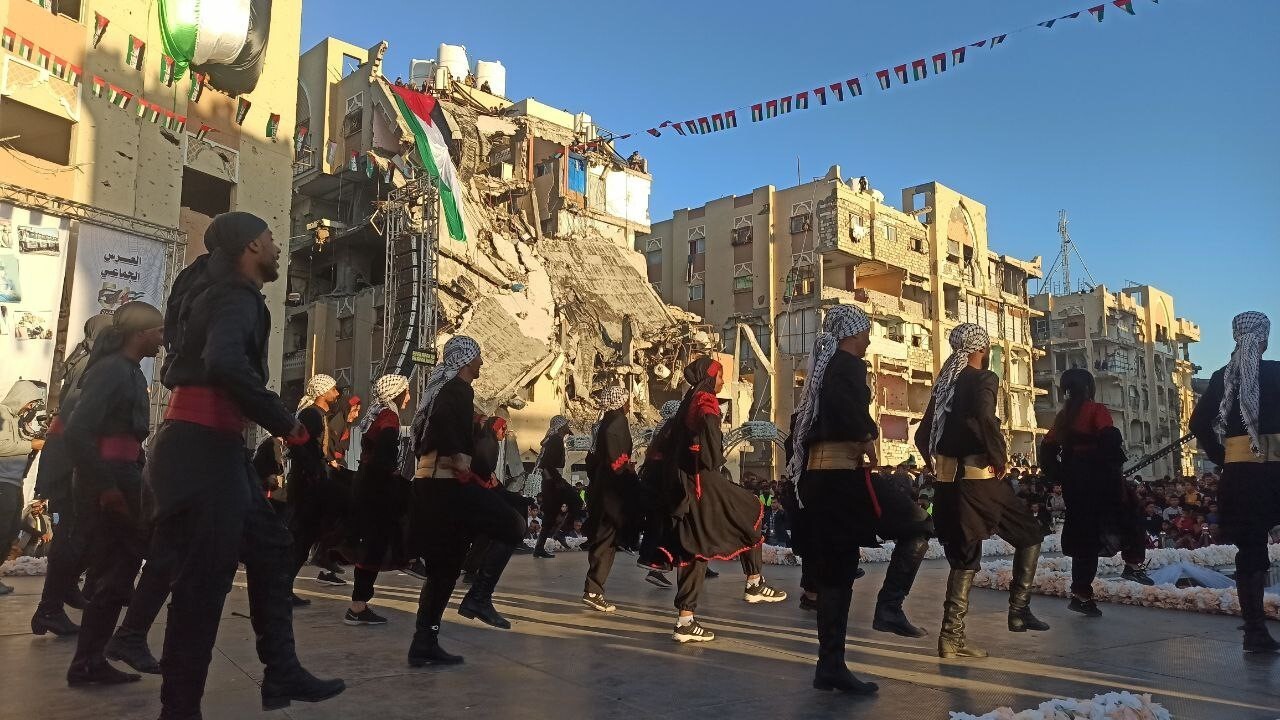 GAZZE’DE 54 ÇİFT SAVAŞIN GÖLGESİNDE DÜNYA EVİNE GİRDİ