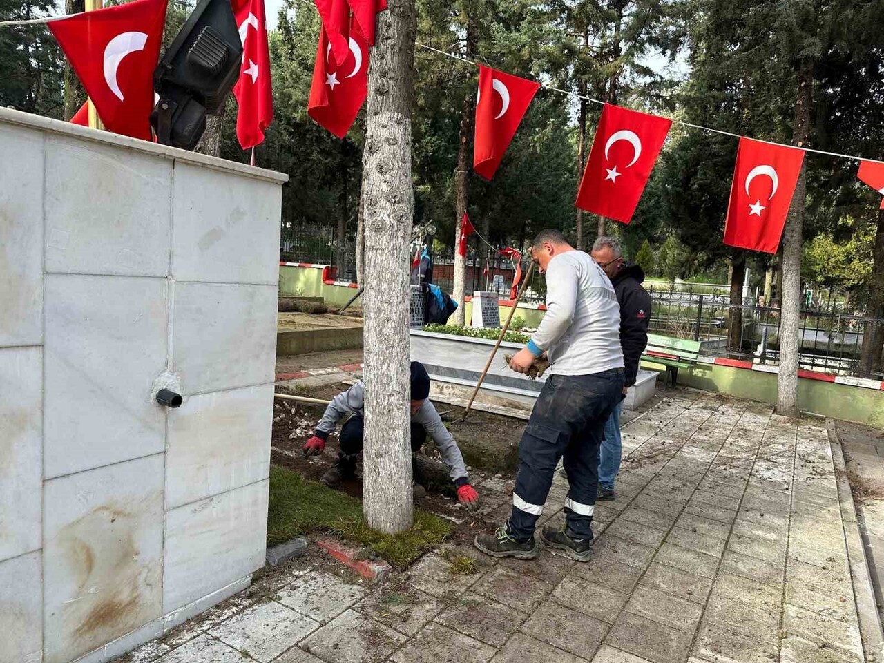GEBZE BELEDİYESİ EKİPLERİNCE İLÇEDEKİ ŞEHİTLİKTE KAPSAMLI BAKIM, ONARIM VE ÇEVRE DÜZENLEME...